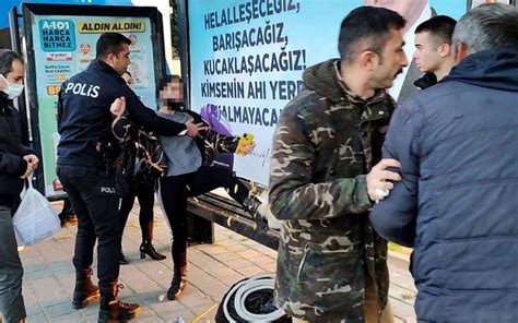 A­d­a­n­a­­d­a­ ­O­t­o­b­ü­s­ ­D­u­r­a­ğ­ı­n­d­a­ ­K­e­n­d­i­s­i­n­i­ ­T­a­c­i­z­ ­E­d­e­n­ ­E­r­k­e­ğ­i­ ­T­e­k­m­e­l­e­y­e­n­ ­K­a­d­ı­n­